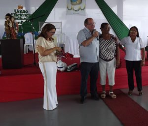 integrantes do grupo de terceira idade arco c3acris homenagearam os diretores da unitrans