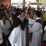 Celebração natalina da Unitrans reforça a importância dos festejos natalinos tendo como foco o nascimento de Jesus e a renovação da fé 12 o momento da comunhc3a3o