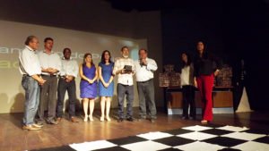 adeilton nascimento gerente de trc3a1fego da unitrans foi homenageado e recebeu uma placa