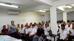 isabela maria gerente de rh da unitrans durante um dos treinamentos de 2016