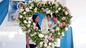 A diretora da Unitrans Lorena Dantas e seu esposo Emanuelacompanharam seu filho Davina coroação de Nossa Senhora