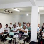 A gerente de RH da Unitrans Izabela Maria durante sua apresentação
