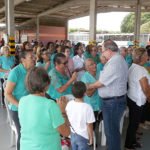 Alberto Nascimento diretor da Unitrans cumprimentando as senhoras do Grupo de Coral Arco Iris