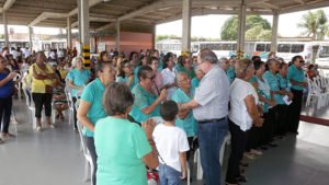 Alberto Nascimento diretor da Unitrans cumprimentando as senhoras do Grupo de Coral Arco Iris