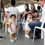 As pequenas Julia e Ester filhas de funcionários aproveitando o evento
