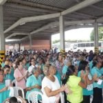 Funcionários e convidados durante a homenagem