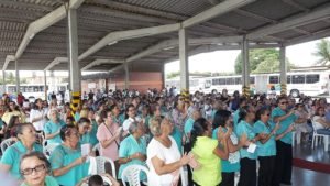 Funcionários e convidados durante a homenagem