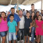José Fábio com uniforme azul acompanhado pela familia