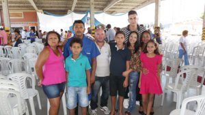 José Fábio com uniforme azul acompanhado pela familia