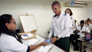 Welligton Alves recebe sua carteira de trabalho assinada pela primeira vez