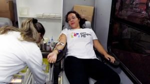 Integrante do Doe Sangue PB fazendo sua doação