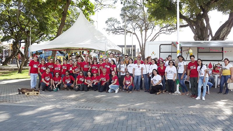 Parte dos voluntários que participaram da ação Sangue Junino no sábado