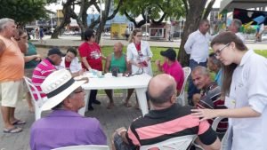 Voluntários da área de saúde fizeram aferição de pressão e testes de glicemia