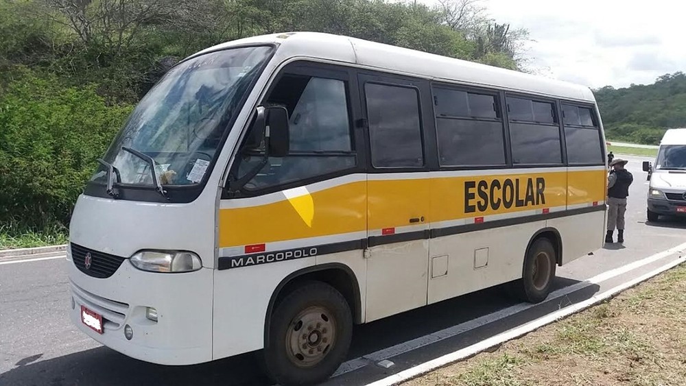 PRF flagra ônibus escolar transportando pessoas que voltavam de