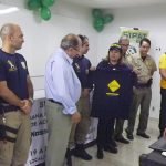 Abimadabe Vieira do Detran entrega a camisa da Semana Nacional de Trânsito ao empresário Alberto Pereira