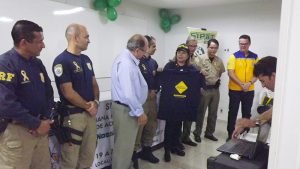 Abimadabe Vieira do Detran entrega a camisa da Semana Nacional de Trânsito ao empresário Alberto Pereira