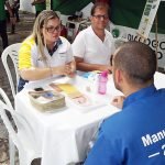 Integrantes da equipe de fisioterapia do NACE durante atendimento na feira de Serviços