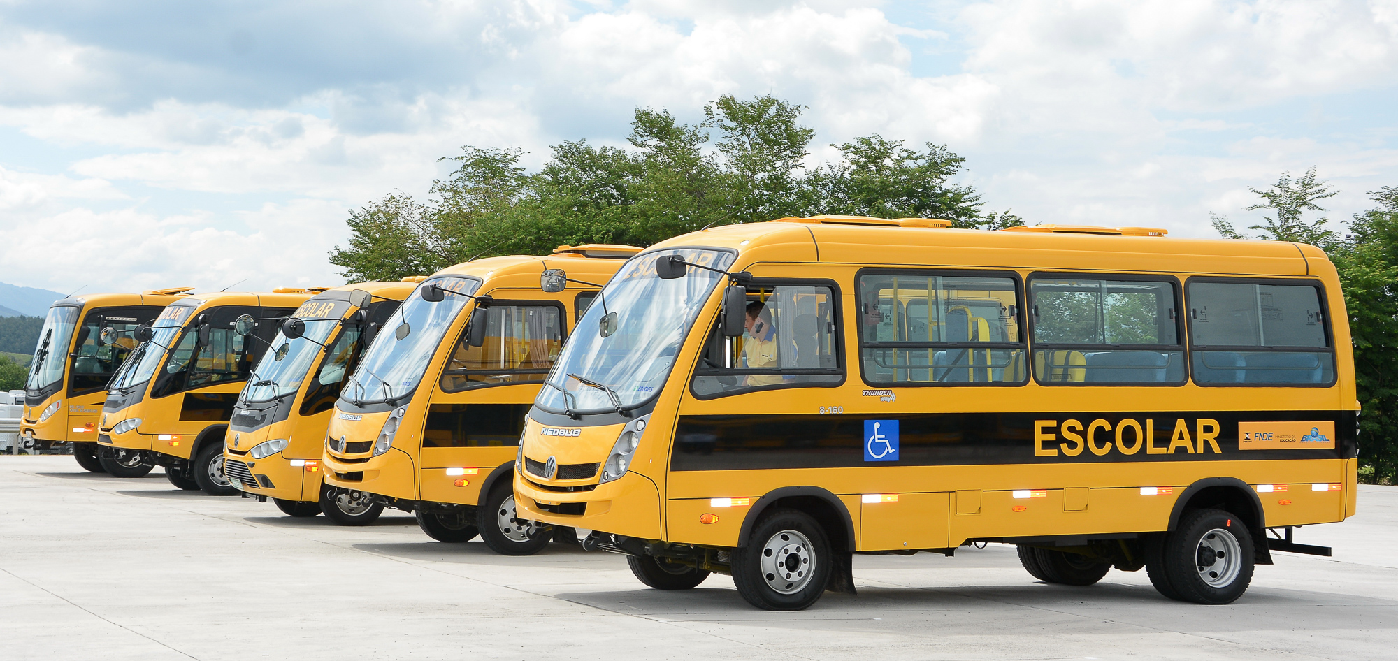 O ônibus escolar amarelo viaja para o prédio da escola através do