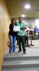 A gerente de RH da Unitrans Isabela Maria com um dos concoluintes