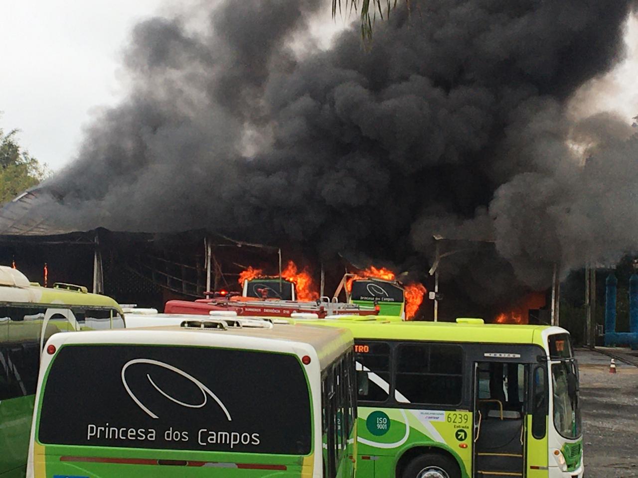 Ônibus pegam fogo na garagem da Princesa dos Campos em Registro