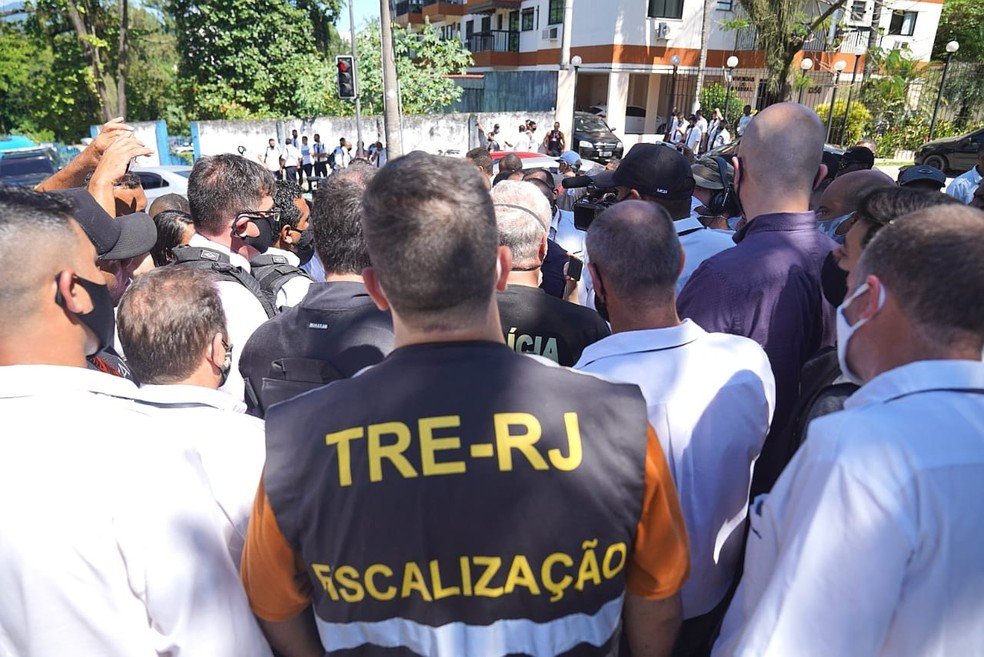 Motoristas de ônibus fazem paralisação no Rio; TRE-RJ aciona a Polícia Federal 3 motoristas 2