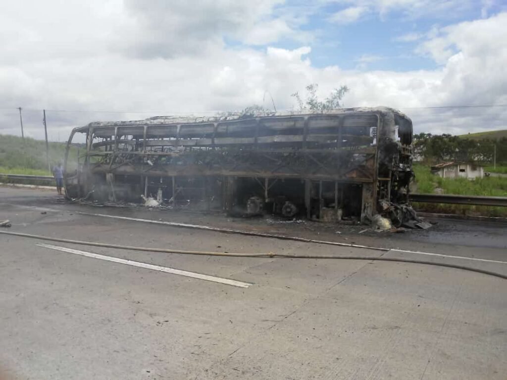 Ônibus da Itapemirim pega fogo e fica completamente destruído na BR-101, em Ribeirão 5 WhatsApp Image 2020 12 30 at 21.48.20