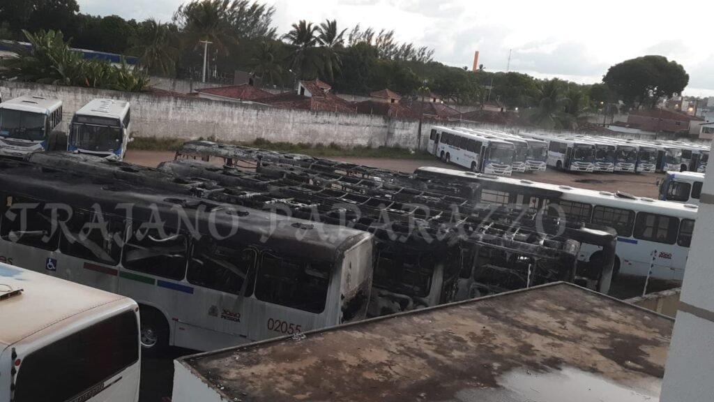 Incêndio destrói sete ônibus na garagem da São Jorge 2 IMG 20210206 WA0004