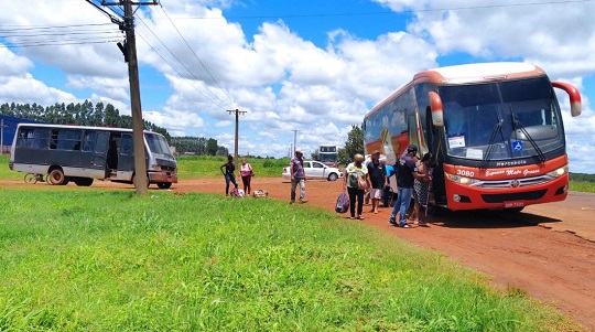 onibus recebe passgeiros da transmequi