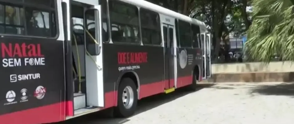 Sintur-JP doa ônibus para ser usado pelo Natal Sem Fome como ponto itinerante de arrecadação, em João Pessoa