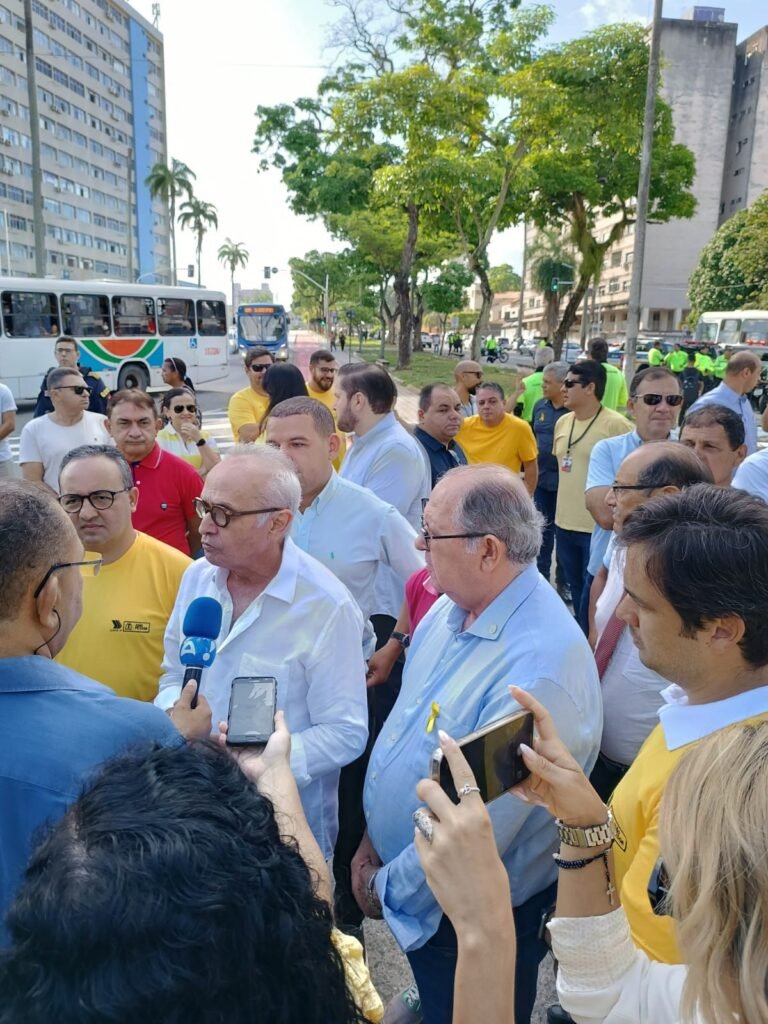 O prefeito Cicero Lucena prestigiou a entrega dos novos onibus de Joao Pessoa