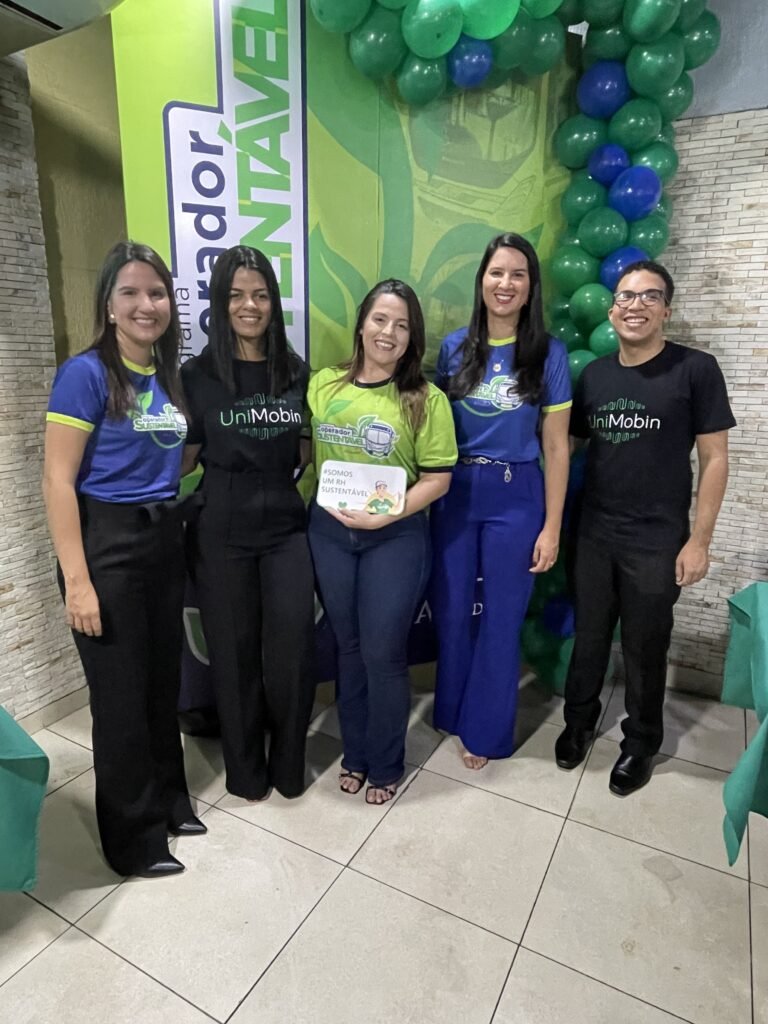 As diretoras Lorena Dantas e Larissa Nascimento com a equipe de RH da Unitrans