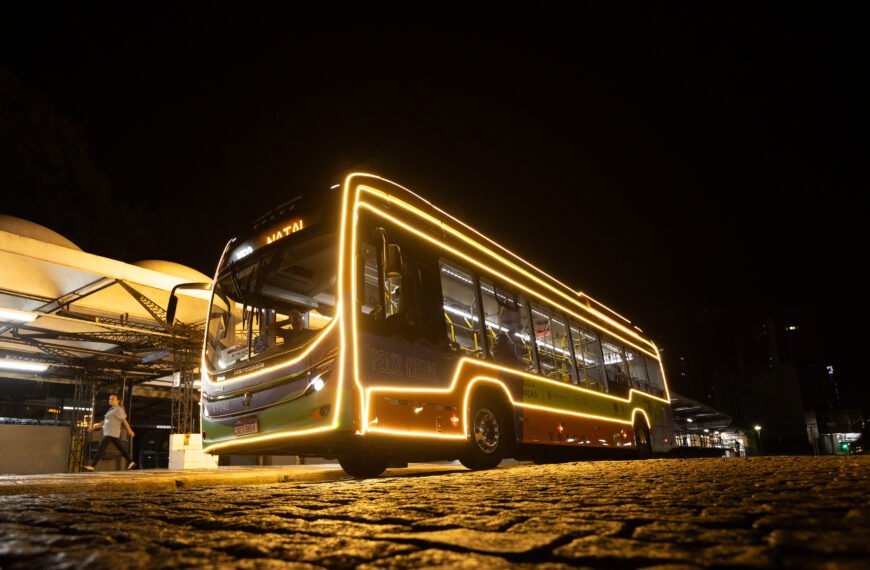 Ônibus elétrico Volvo ilumina o Natal de Curitiba