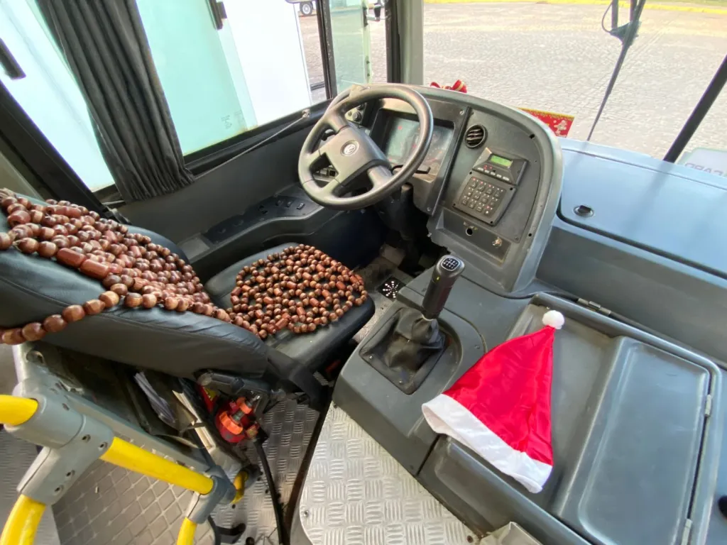 Onibus natalino da Trampolim da Vitoria encanta passageiros na Grande Natal 10