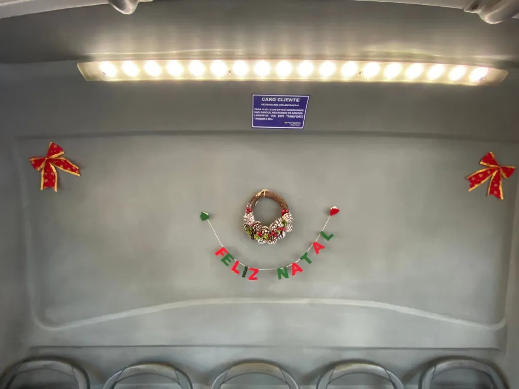 Onibus natalino da Trampolim da Vitoria encanta passageiros na Grande Natal 11