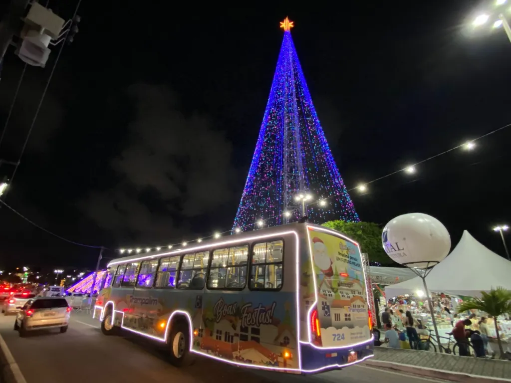 Onibus natalino da Trampolim da Vitoria encanta passageiros na Grande Natal 3