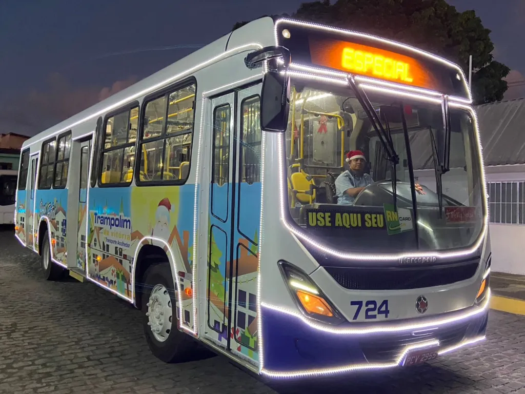 Onibus natalino da Trampolim da Vitoria encanta passageiros na Grande Natal 5