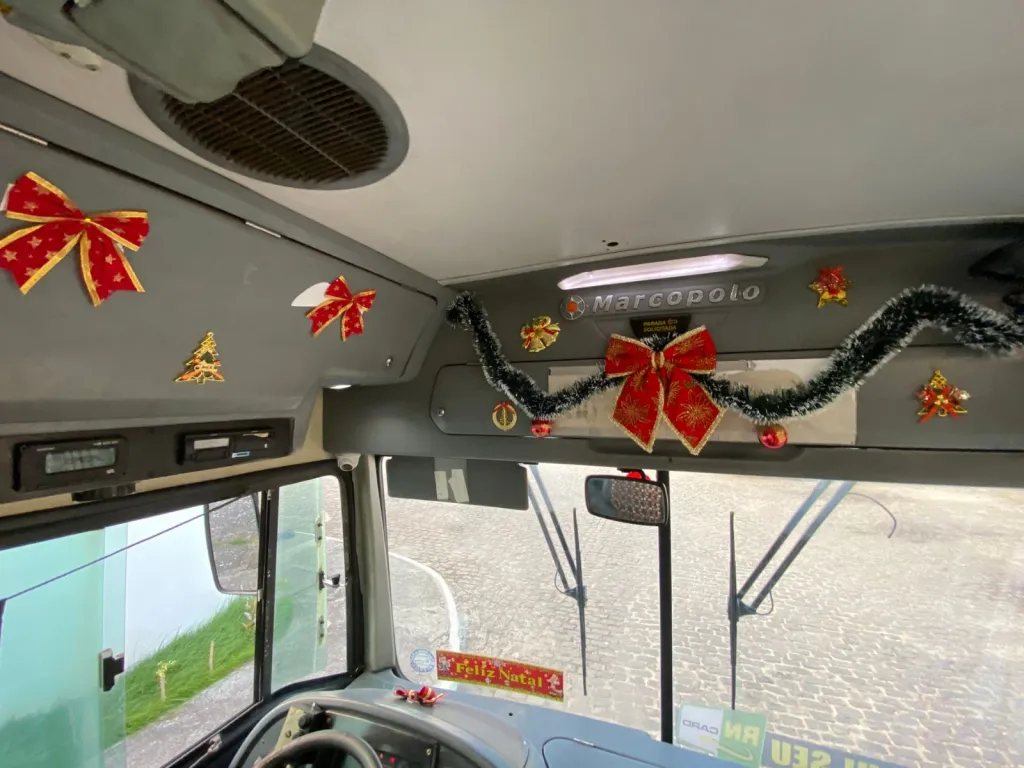 Onibus natalino da Trampolim da Vitoria encanta passageiros na Grande Natal 9