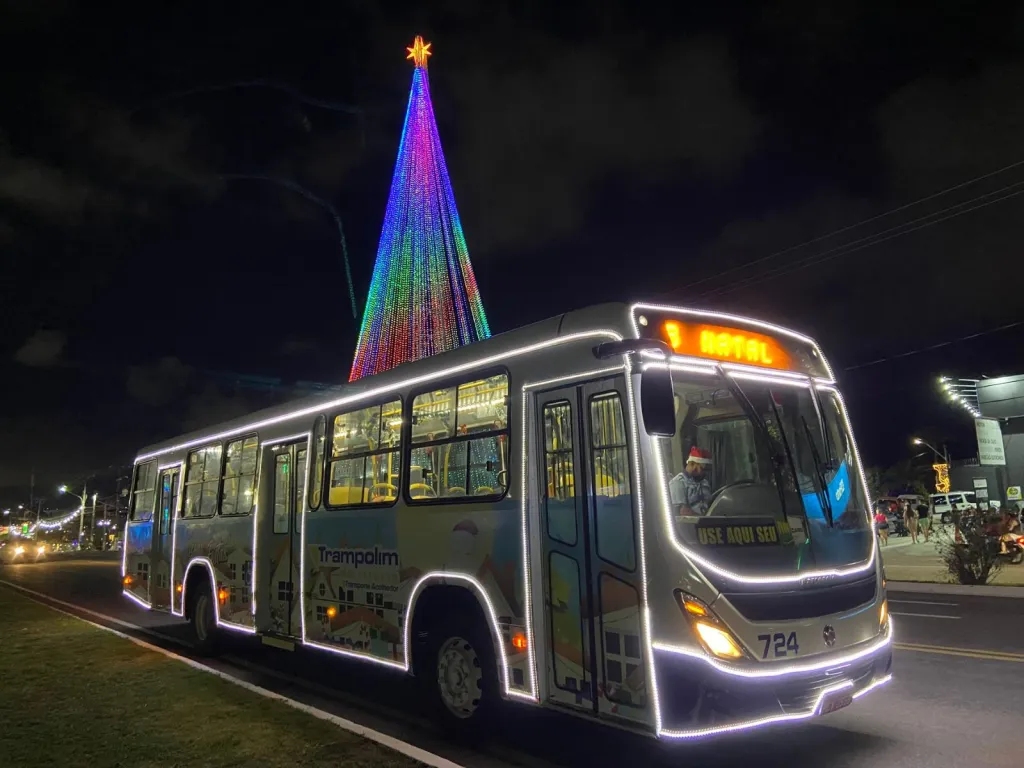 Onibus natalino da Trampolim da Vitoria encanta passageiros na Grande Natal