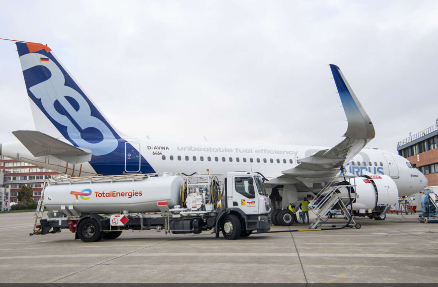 Airbus e TotalEnergies assinam parceria estratégica para combustíveis sustentáveis de aviação
