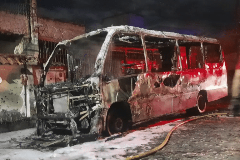 Ice Bus Sorvetes foi incendiado em Vila Velha 768x667 1 e1709633137414