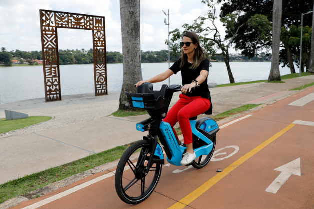 Belo Horizonte (MG) amplia rede de bicicletas elétricas para explorar a cidade de forma sustentável