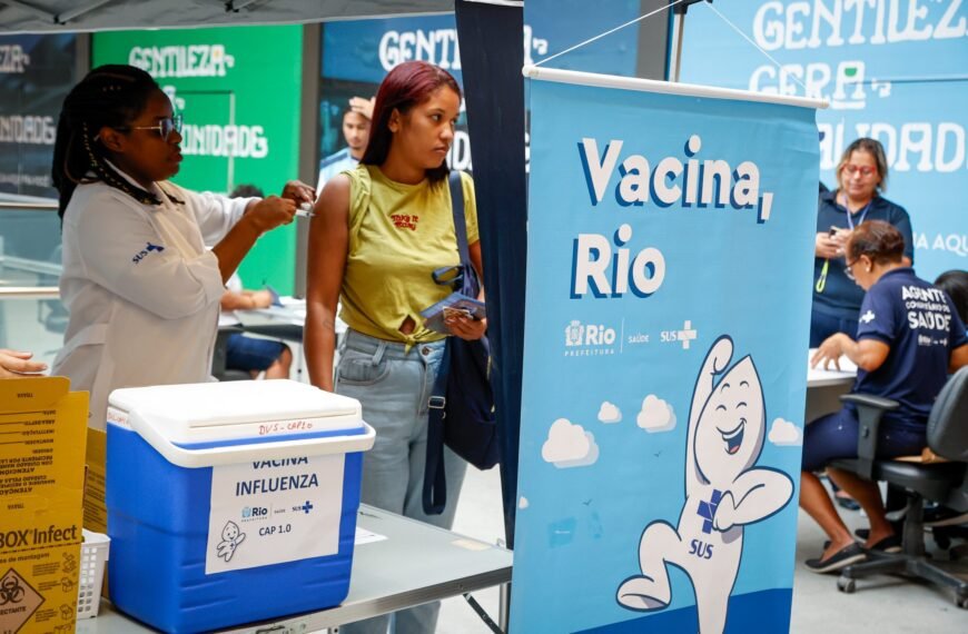 Terminal Intermodal Gentileza recebe ponto de vacinação contra a gripe no Rio de Janeiro (RJ)