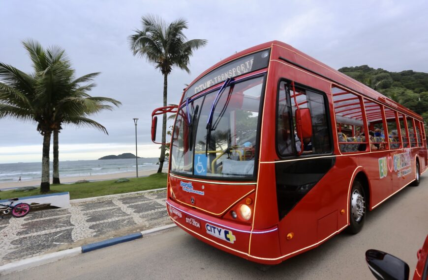 Ônibus turístico é opção de lazer para moradores e visitantes de Guarujá (SP)