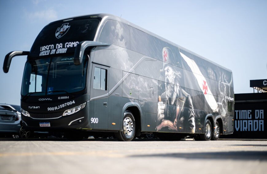 Tursan entregou ao Vasco da Gama nesta sexta-feira (5) o novo ônibus que será usado nos deslocamentos do elenco profissional