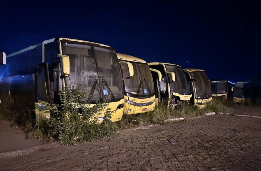 Antigos ônibus da Viação Itapemirim são encontrados abandonados em Feira de Santana