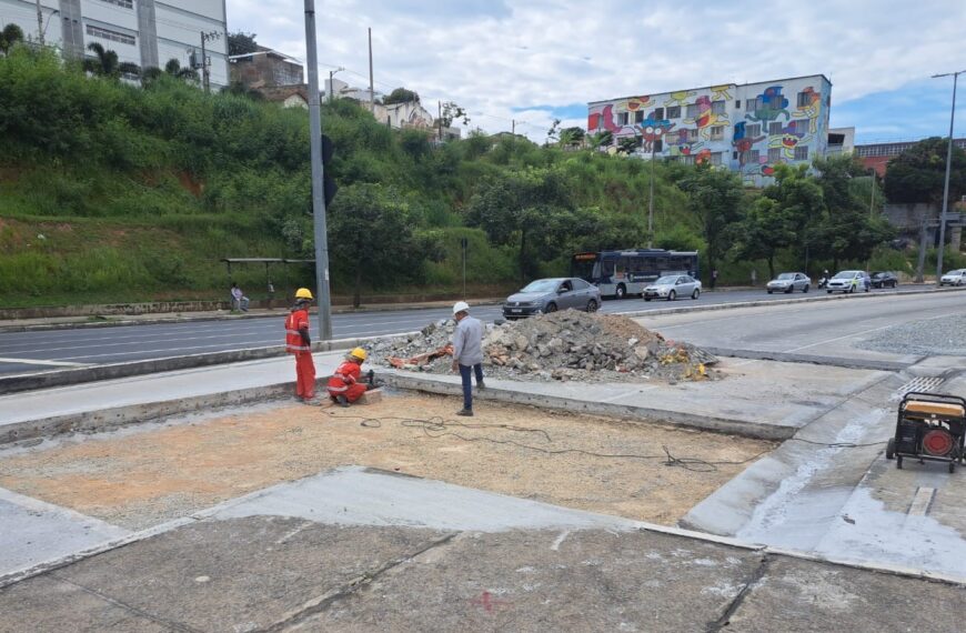 Obras de manutenção no pavimento rígido da Avenida Antônio Carlos afetam trechos do BRT MOVE em Belo Horizonte (MG)