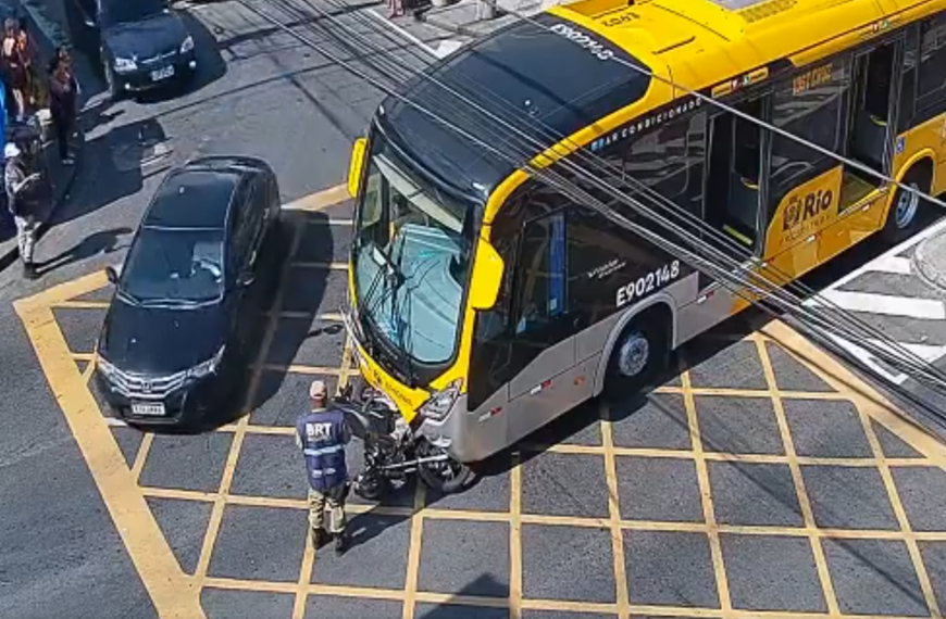 Veículo invade faixa exclusiva do corretor BRT Transoeste no Rio de Janeiro (RJ) e causa acidente com ônibus articulado