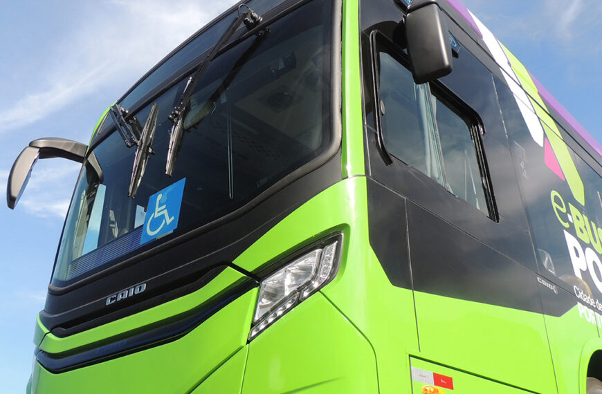 Caio entrega quatro ônibus urbanos elétricos para o transporte público de Porto Alegre (RS)