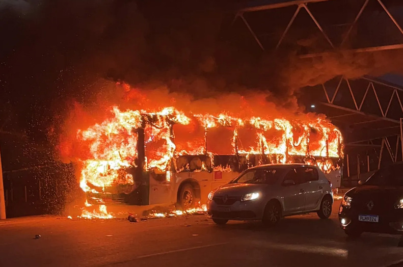 Dois ônibus são incendiados em Salvador
