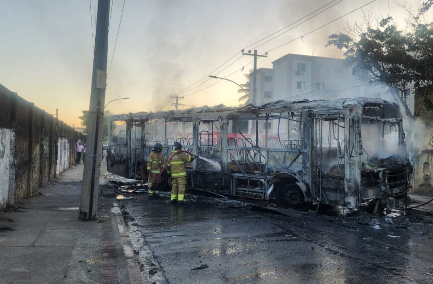 Mais um ônibus incendiado no Rio: Violência desenfreada prejudica passageiros e rodoviários